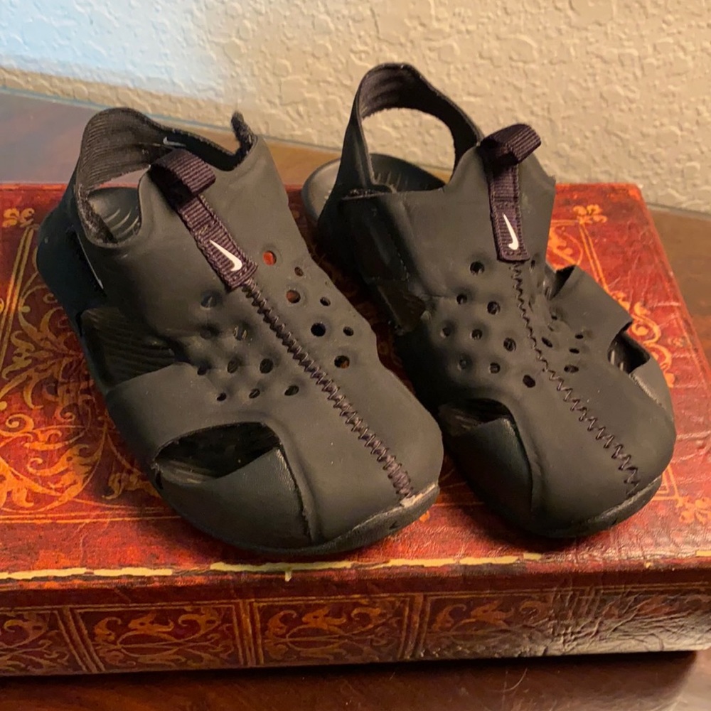 Children's Nike black water shoes size10c US